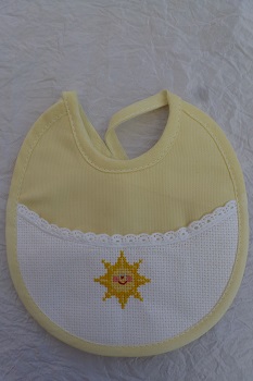 bavoir jaune brodé main sur toile ada `Soleil`