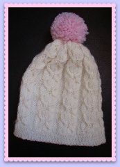 bonnet enfant tricoté mains avec torsades et pompon