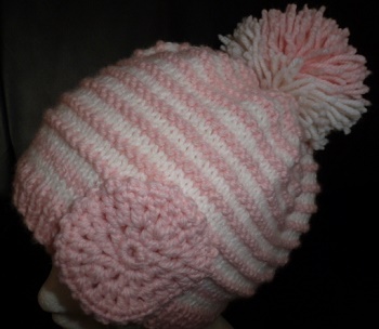 Création bonnet fille rose et blanc avec pompon et fleur