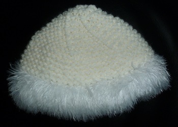 CREATION BONNET FEMME TRICOTE MAIN EN BLANC BORD STYLE FOURRURE