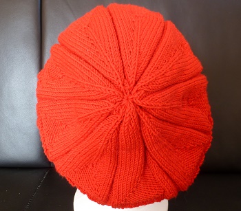 CREATION BONNET FEMME ROUGE STYLE BERET TRICOTE MAIN .