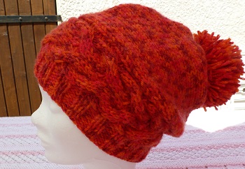 BONNET FEMME TRICOTE MAIN COULEUR ROUILLE AVEC POMPON