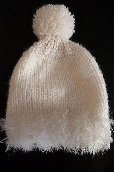 CREATION BONNET BEBE AVEC `FOURRURE` ET POMPON COULEUR BLANC