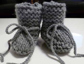 CHAUSSONS TRICOTES MAIN gris ou couleur au choix