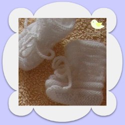 création chaussons naissance blancs tricotés mains