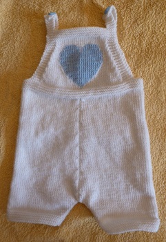 COMBINAISON ETE BEBE TRICOTEE MAIN AVEC COEUR EN JACQUARD