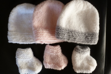 ENSEMBLE BONNETS ET CHAUSSONS TRICOTES MAIN, EN GRIS, ROSES ET BLANCS