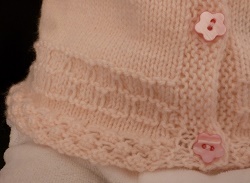 CREATION VESTE BEBE ROSE TRICOTEE MAIN