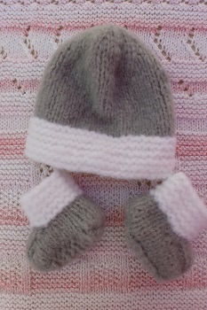 BONNET ET CHAUSSONS BEBE TRICOTES MAIN TOUT DOUX