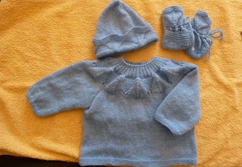 ENSEMBLE NAISSANCE BLEU TRICOTE MAIN