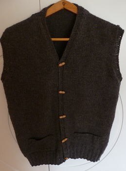 GILET HOMME TRICOTE MAIN COULEUR BRUNE AVEC DES BOUTONS EN FORME DE BUCHETTE