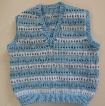 création gilet enfant tricoté main bleu et blanc pour garçons