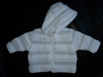 Création gilet bébé blanc et gris, point fantaisie tout doux avec capuche