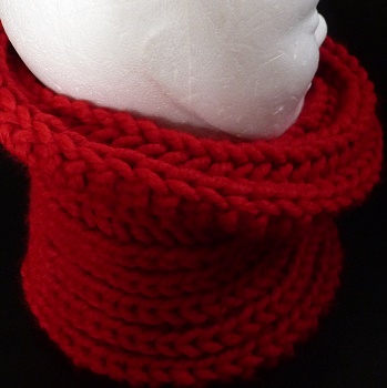 CREATION SNOOD FEMME TRICOTE MAIN TOUT EN COTES ANGLAISES COULEUR ROUGE