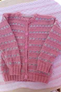 Création veste fille tricotée main point fantaisie rose et gris