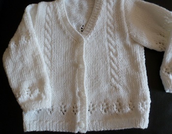 veste blanche bébé, point ajouré, tricotée main toute douce