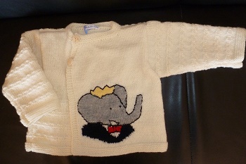 veste enfant tricotée main écrue avec babar en jacquard 