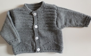 CREATION veste bébé tricotée main en gris, point de riz et jersey