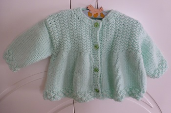 CREATION VESTE BEBE TRICOTEE MAIN COULEUR VERT CLAIR